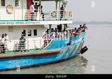 Khulna, Bangladesh, 1 Marzo 2017: tipico del traghetto per passeggeri sulle rive di un fiume nei pressi di Khulna Foto Stock