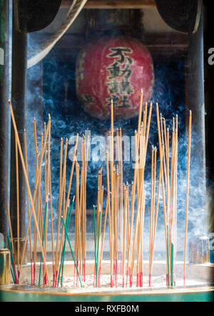Kyoto, Giappone - 14 OTT 2018: brucia incenso davanti di una lanterna di carta (Chochin) presso un santuario buddista in Giappone. Foto Stock