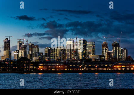 CANARY WHARF in serata i grattacieli e lo skyline London Docklands Foto Stock