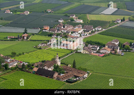 Settequerce, Italia, frutteti e vigneti nella zona agricola vicino a Bolzano Foto Stock