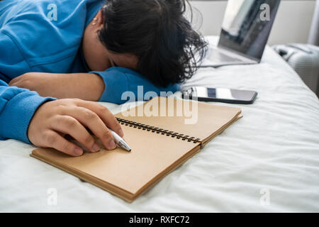 Vicino la foto della ragazza che dorme sul letto Foto Stock