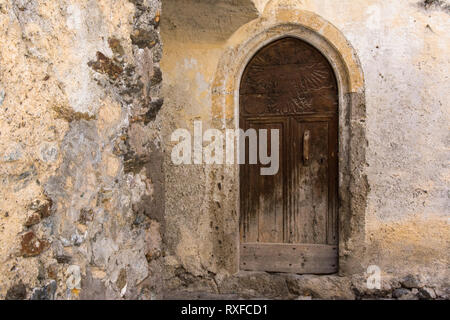 La porta a Castel Coira o in italiano, Castel Coira è un alto castello medievale nel comune Sluderno in Val Venosta in Alto Adige, Italia Foto Stock