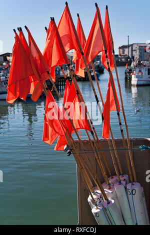 La pesca boe con bandiere rosse su di una nave da pesca Foto Stock