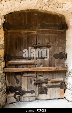 La porta a Castel Coira o in italiano, Castel Coira è un alto castello medievale nel comune Sluderno in Val Venosta in Alto Adige, Italia Foto Stock