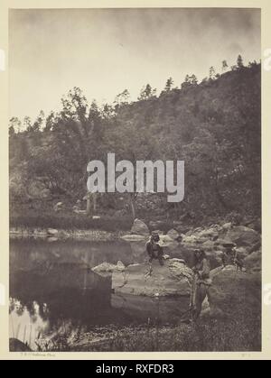 Vista sul lago di Apache, Sierra Blanca gamma, Arizona, due Apache Scout in primo piano. Timothy O'Sullivan; American, nato in Irlanda, 1840-1882. Data: 1873. Dimensioni: 27,7 x 20,3 cm (l'immagine/carta); 49,9 x 39,4 cm (mount). Albume stampa, dall'album "geografiche & esplorazioni geologiche e sondaggi a ovest del meridiano del centenario", vol. 1. Origine: Stati Uniti. Museo: Chicago Art Institute. Foto Stock