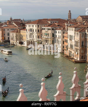 Vista del Canal Grande dall'T Fondaco dei Tedeschi, Venezia, Italia Foto Stock