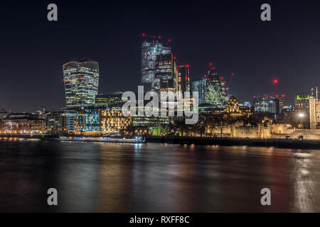 Il quartiere finanziario di Londra di notte Foto Stock