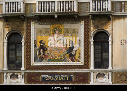 Mosaici su edificio in Grand Canal, Venezia, Italia Foto Stock