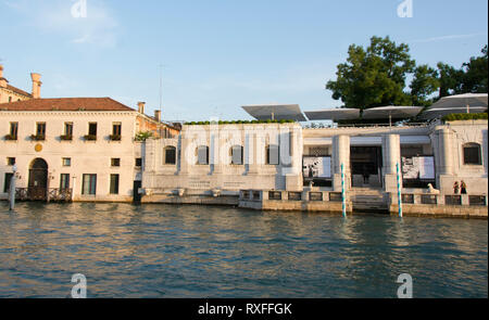 La Collezione Peggy Guggenheim, un museo di arte moderna sul Canal Grande nel sestiere di Dorsoduro sestiere di Venezia, Italia Foto Stock