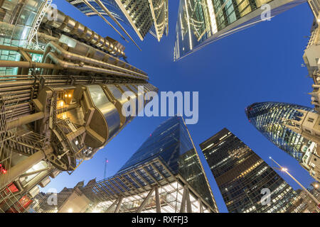 Nel distretto finanziario londinese, guardando direttamente fino a lo skyline della città di notte Foto Stock