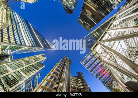 Nel distretto finanziario londinese, guardando direttamente fino a lo skyline della città di notte Foto Stock