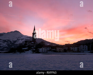 Swiss Mountain town Sagogn in un bellissimo tramonto in inverno. Foto Stock