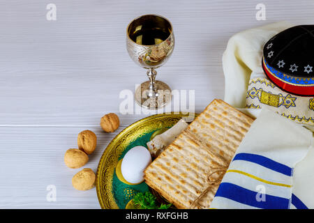 Matzo per Pasqua con barra in metallo e il vino sulla tavola da vicino Foto Stock