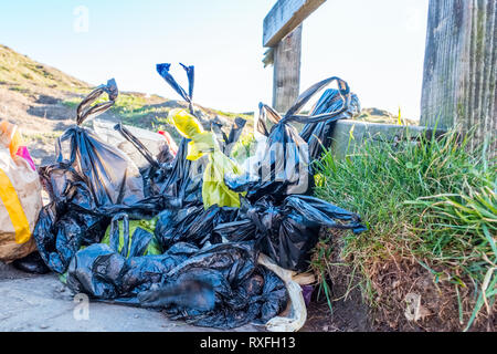 Cane di sacchetti di rifiuti abbandonati in un sentiero pubblico nel Parco Nazionale di Peak District, REGNO UNITO Foto Stock