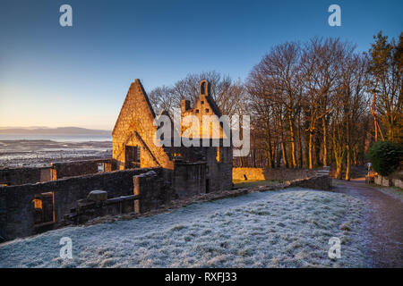 Santa Brigida's Kirk è una ex chiesa nella periferia di Dalgety Bay, Fife, Scozia su un inverni mattina. Foto Stock