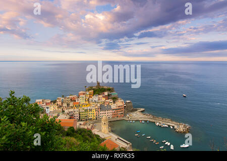 Porta al riparo a Vernazza, una città e il comune si trova in provincia di La Spezia, Liguria, northwestern Italia. Si tratta di uno dei cinque comuni che compongono le Cinque Terre Foto Stock