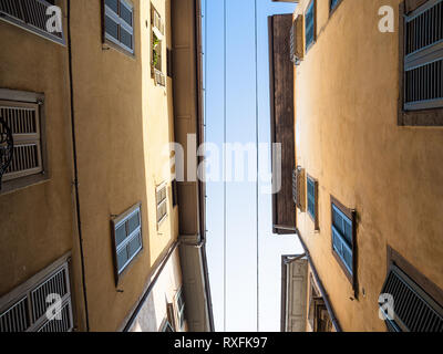 Viaggiare in Italia - Vista inferiore del cielo blu tra appartamento case sulla strada stretta via Bartolomeo Colleoni a Bergamo Alta (Città Alta di Bergamo città Foto Stock