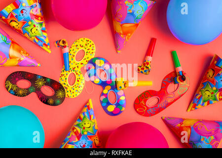 Decorazioni luminose per un compleanno, party, festival o il carnevale. Vista dall'alto. Foto Stock