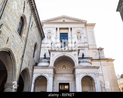 Viaggiare in Italia - La diocesi Cattolica Romana di Bergamo, la Cattedrale in Piazza Duomo in Città Alta (città alta) della città di Bergamo, Lombardia Foto Stock