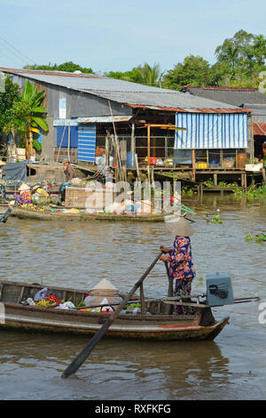 Phong Dien, Vietnam - 31 dicembre 2017. Una barca sul fiume al Phong Dien Mercato Galleggiante vicino a Can Tho nel Delta del Mekong Foto Stock