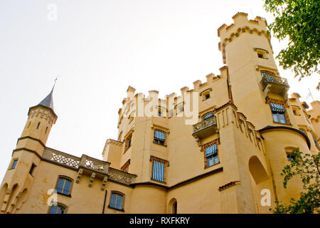 Torri e parapetti sulle mura del castello al Castello di Hohenschwangau in Baviera, Germania Foto Stock