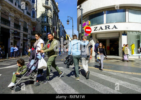 Valencia, persone in Carrer de Colón nella parte anteriore del negozio Zara, Spagna Foto Stock