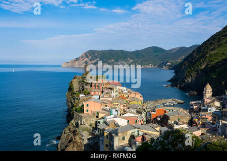 Porta al riparo a Vernazza, una città e il comune si trova in provincia di La Spezia, Liguria, northwestern Italia. Si tratta di uno dei cinque comuni che compongono le Cinque Terre Foto Stock