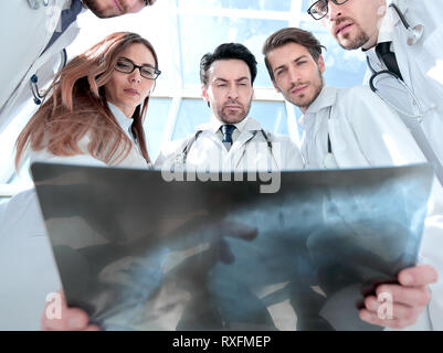 I colleghi medici guardare la x-ray del paziente Foto Stock