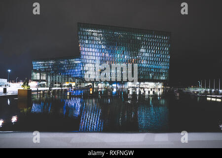 REYKJAVIK, Islanda - 17 febbraio: Esterno del Harpa Concert Hall durante l'inverno il 17 febbraio 2019 a Reykjavik, Islanda Foto Stock