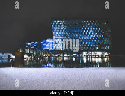 REYKJAVIK, Islanda - 17 febbraio: Esterno del Harpa Concert Hall durante l'inverno il 17 febbraio 2019 a Reykjavik, Islanda Foto Stock