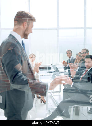 Attività di lavoro persone dietro le pareti di vetro Foto Stock