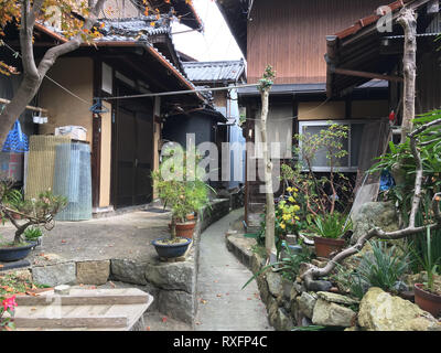 Toyohama, Giappone - 12 dicembre 2016: Toyoshima piccoli vicoli street view a Hiroshima, Giappone Foto Stock