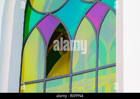 Vetrata policroma in stile gotico. La Chiesa cattolica in stile gotico Foto Stock