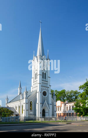 Grodno, Bielorussia- Maggio 26, 2018: Chiesa luterana di San Giovanni contro il cielo blu e chiaro. Kirche in estate il sole. Spazio di copia Foto Stock