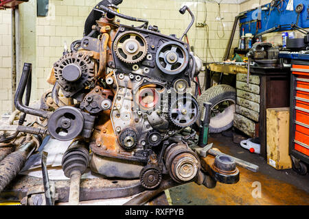 Auto riparazione del motore in servizio vecchio e sporco rimosso dal motore auto Foto Stock
