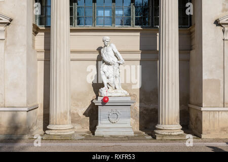 Giovanni Baratta della statua di Ercole nella parte anteriore del padiglione Hercules ("Herkulespavillonen'), il Castello di Rosenborg giardini, Copenhagen, Danimarca Foto Stock