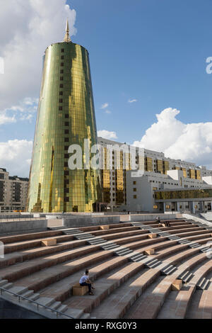 Ad Astana, Kazakistan, 2 Agosto 2018: la costruzione di vetro e cemento sulla piazza principale, chiamato il golden tower e una vista del complesso di adm Foto Stock