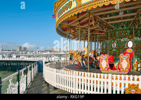 Giostra colorata al molo di Brighton, East Sussex, Inghilterra meridionale, Regno Unito Foto Stock