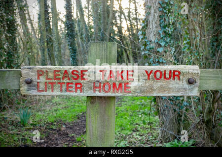 Siete pregati di portare i vostri rifiuti home registrati nella campagna del Cheshire Regno Unito Foto Stock