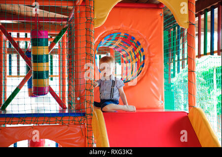 Parco giochi al coperto con coloratissime palle in plastica per bambini  Foto stock - Alamy