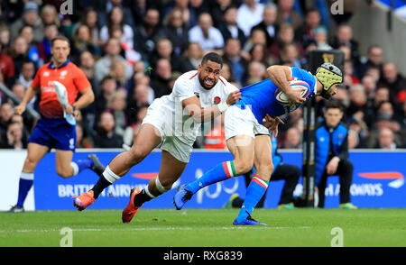 Inghilterra è Joe Cokanasiga (sinistra) e l'Italia Angelo Esposito (a destra) durante il Guinness Sei Nazioni corrispondono a Twickenham Stadium di Londra. Foto Stock