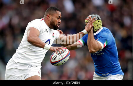 Italia: Angelo Esposito (destra) e in Inghilterra è Joe Cokanasiga (destra) in azione durante il Guinness Sei Nazioni corrispondono a Twickenham Stadium di Londra. Foto Stock