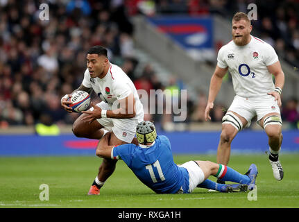 L'Inghilterra del Manu Tuilagi (sinistra) e l'Italia Angelo Esposito (11) durante il Guinness Sei Nazioni corrispondono a Twickenham Stadium di Londra. Foto Stock