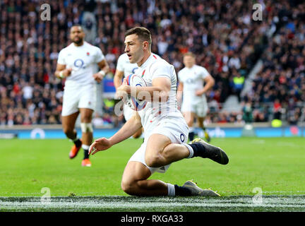 L'Inghilterra del Jonny può punteggi il suo lato della seconda prova durante il Guinness Sei Nazioni corrispondono a Twickenham Stadium di Londra. Foto Stock