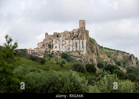 Una vista panoramica di Craco in Basilicata, Italia meridionale. Negli anni sessanta, a causa di una frana, Craco immediatamente è stato abbandonato e da allora è diventato un Foto Stock