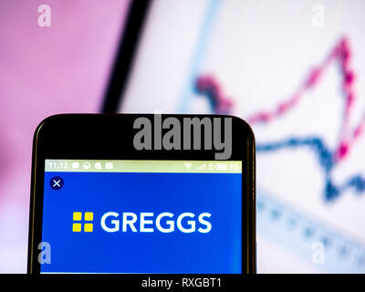 Greggs plc logo azienda vede visualizzato sul telefono intelligente. Foto Stock