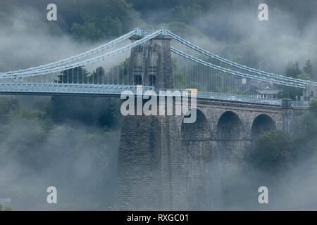 Menai nebbie, il Menai Bridge di sospensione in caso di nebbia, Anglesey, Galles del Nord, Regno Unito Foto Stock