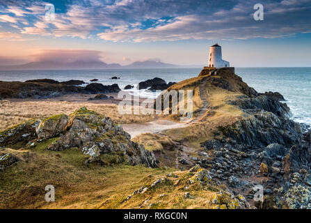 Twr Mawr faro di sunrise, Llanddwyn Island, Anglesey, Galles del Nord, Regno Unito Foto Stock