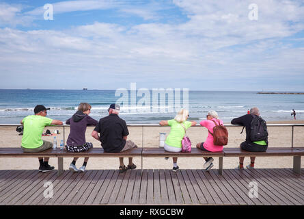 Persone Eldery socializzare su un banco vicino alla spiaggia di Pineda de Mar, Spagna Foto Stock