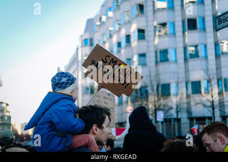 Un bambino visto tenendo un cartello dicendo smash il patriarcato durante la protesta. Migliaia di persone celebrano la Giornata internazionale della donna con proteste esigente per i diritti delle donne in Berlino. Foto Stock
